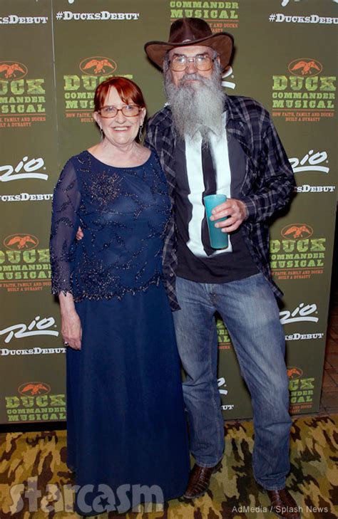 Aug 18, 2023 · Si Robertson: The Army took care of me for three years, and then I got out and married the love of my life. I had been out about 16 months and was kind of moping around, okay. My sweet wife told me I was way happier when I was in the Army. So hey, I joined up again and went back to working in supply. 